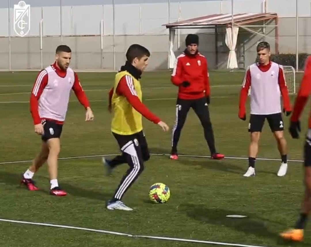Soro, en el centro de la imagen, durante el entrenamiento de este miércoles (GCF)
