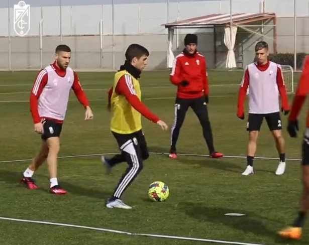 Soro, en el centro de la imagen, durante el entrenamiento de este miércoles (GCF)