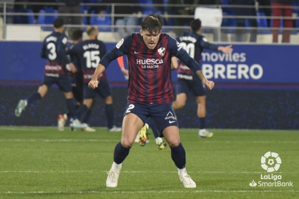 Andrei Ratiu celebra uno de los goles del Huesca en `El Alcoraz` (LALIGA)