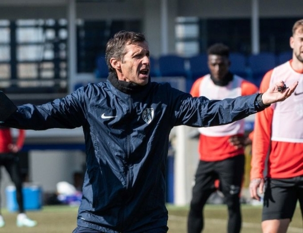 `Cuco´ Ziganda dirige un entrenamiento reciente del Huesca (SD HUESCA)