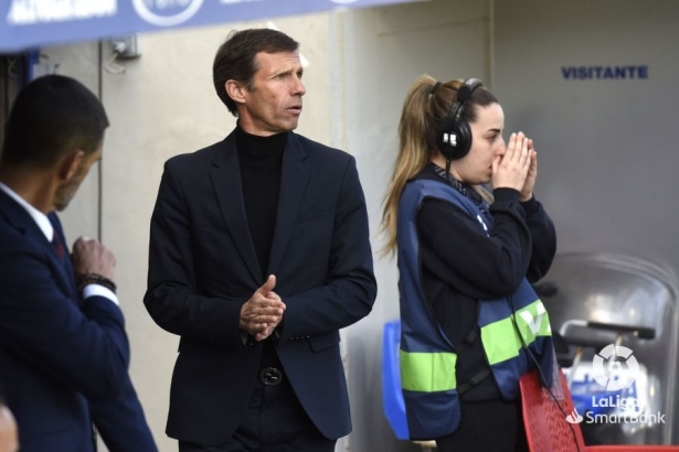 Ziganda, en la banda de `El Alcoraz` durante el Granada - Huesca (LALIGA)