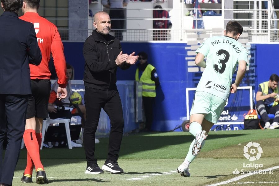 Paco López aplaude a sus futbolistas durante una acción en `El Alcoraz` (LALIGA)