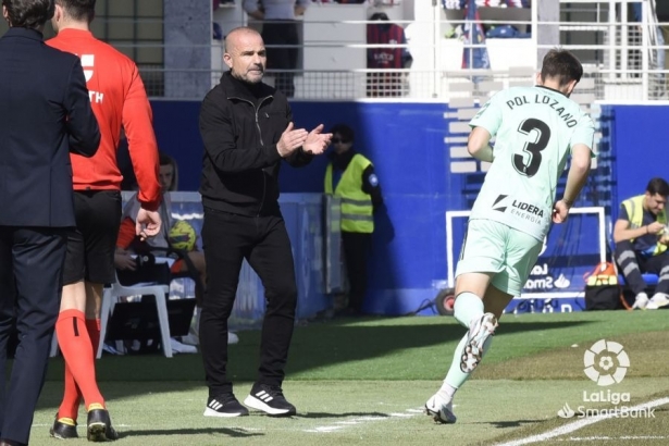 Paco López aplaude a sus futbolistas durante una acción en `El Alcoraz` (LALIGA)