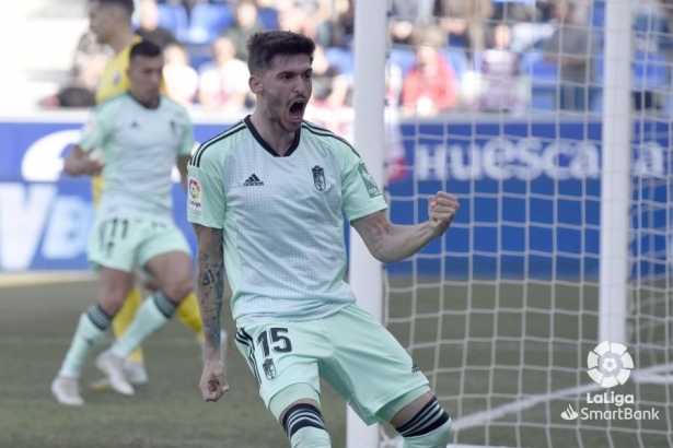 Carlos Neva celebra su gol ante el Huesca (LALIGA)