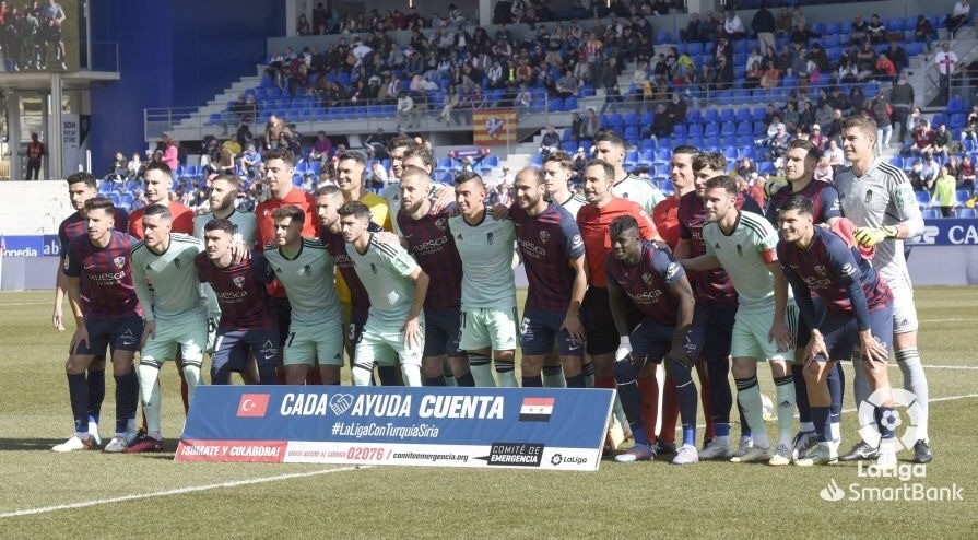 Los jugadores del Granada y del Huesca, en la foto inicial del partido de `El Alcoraz` (LALIGA)
