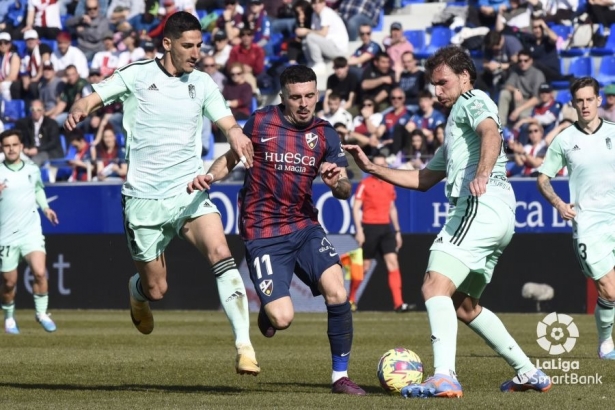 Bodiger, en un lance del duelo en Huesca (LALIGA)