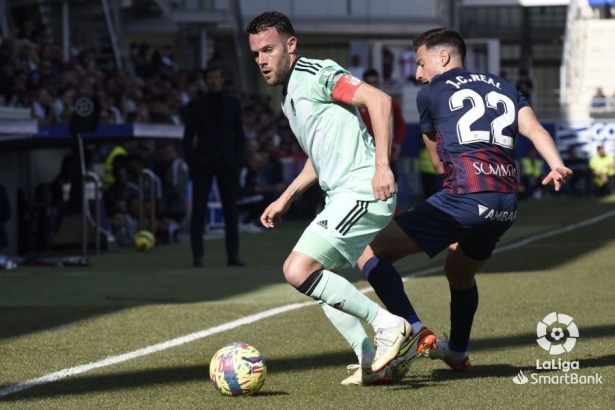 Quini, en una acción durante el partido en `El Alcoraz` (LALIGA)