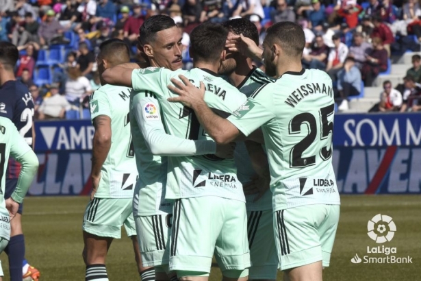 Los jugadores del Granada celebran el gol de Carlos Neva en `El Alcoraz` (LALIGA)