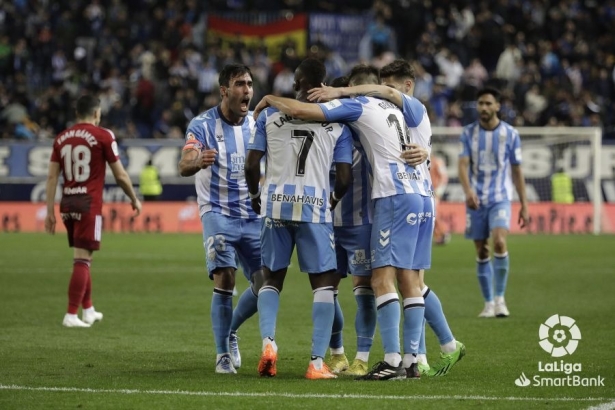 Los jugadores del Málaga celebran uno de los goles ante el Zaragoza (LALIGA)