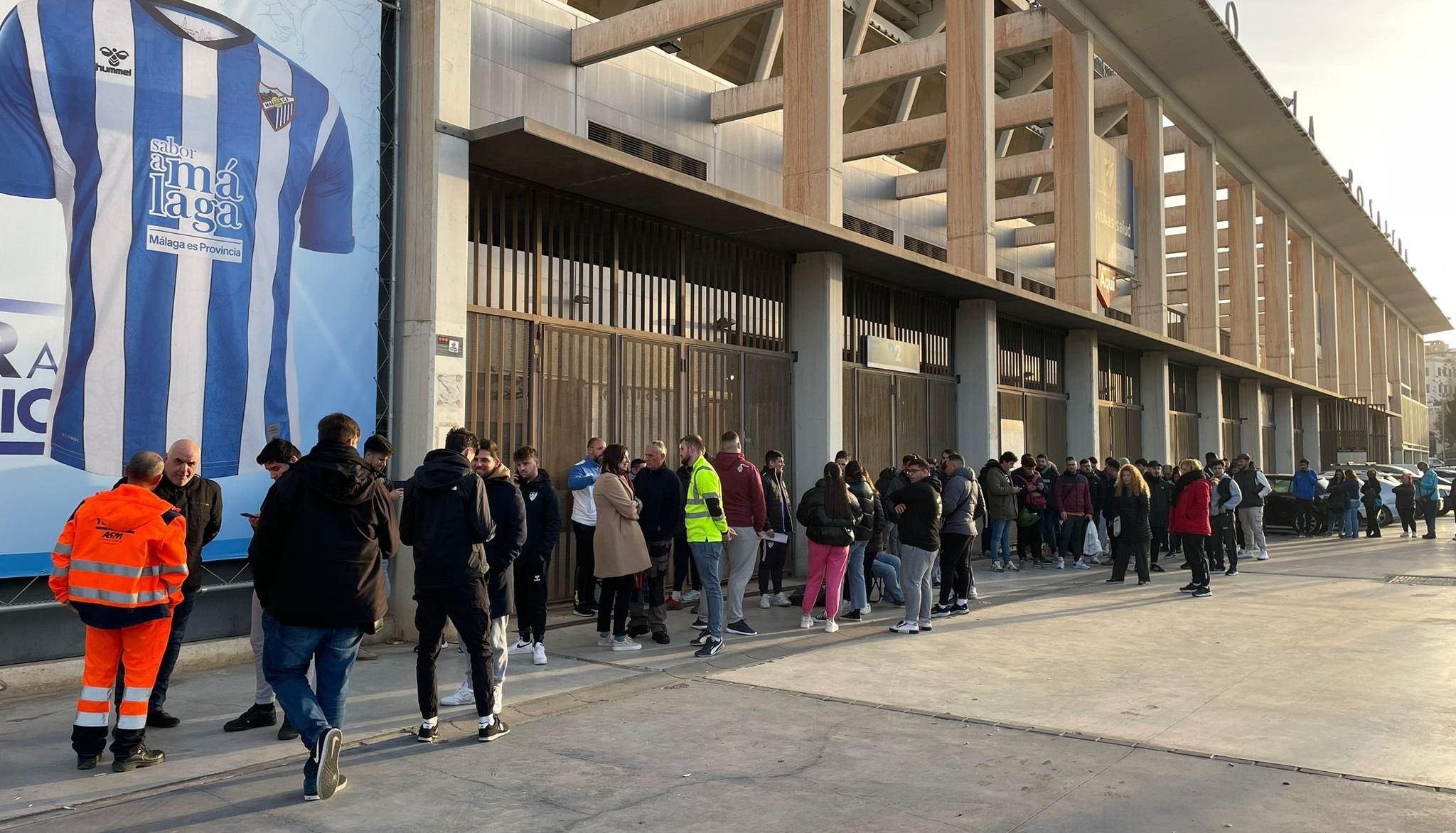 Colas en `La Rosaleda` durante la matinal de este jueves (MÁLAGA CF)