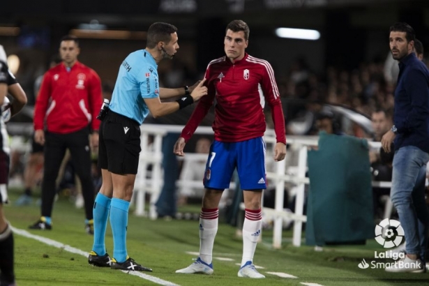 Hernández Maeso charla con Soro durante el Cartagena - Granada de esta temporada (LALIGA)
