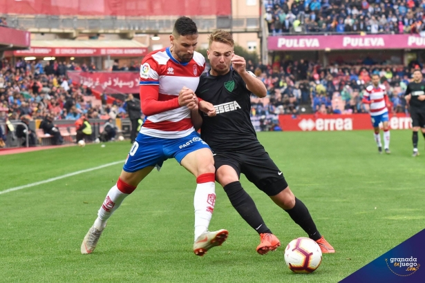 Puertas, en un lance del último Granada - Málaga de liga, en 2019 (JOSÉ M. BALDOMERO)