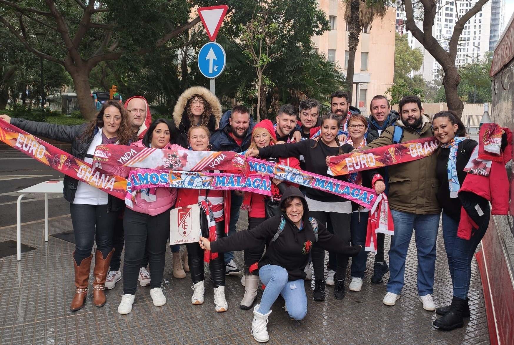 Miembros de `YNDA`, en un hermanamiento con aficionados del Málaga en tierras costasoleñas (YNDA)