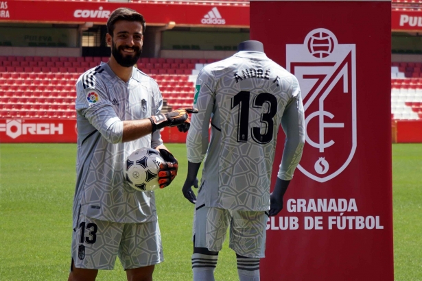 André Ferreira, en su presentación con el Granada (JOSÉ VELASCO)