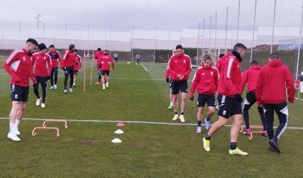 Los jugadores del Granada, durante el entrenamiento del sábado en la Ciudad Deportiva (FRAN CALVO)