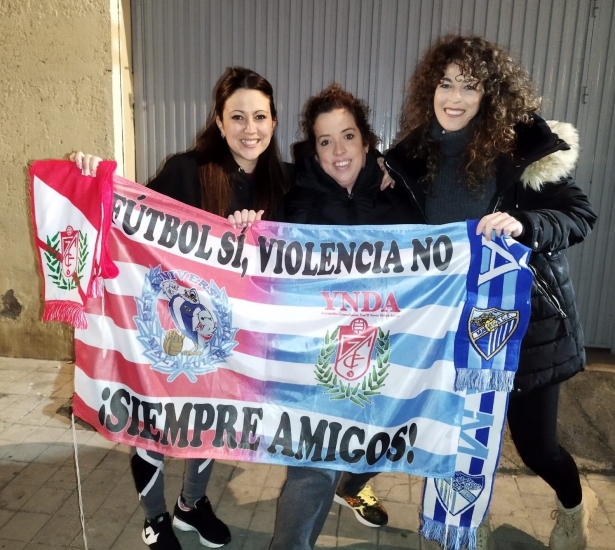 Aficionadas de Granada y Málaga posan con una bandera en la previa del derbi (FRAN CALVO) Aficionadas de Granada y Málaga posan con una bandera en la previa del derbi (FRAN CALVO)