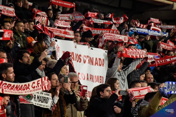 Aficionados del Granada, en la grada del `Nuevo Los Cármenes` el lunes en el derbi ante el Málaga (JOSÉ M. BALDOMERO) Aficionados del Granada, en la grada del `Nuevo Los Cármenes` el lunes en el derbi ante el Málaga (JOSÉ M. BALDOMERO)