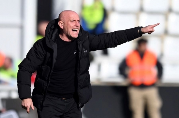 Julián Calero, técnico del Burgos, da indicaciones a sus futbolistas en `El Plantío` (LALIGA) Julián Calero, técnico del Burgos, da indicaciones a sus futbolistas en `El Plantío` (LALIGA)