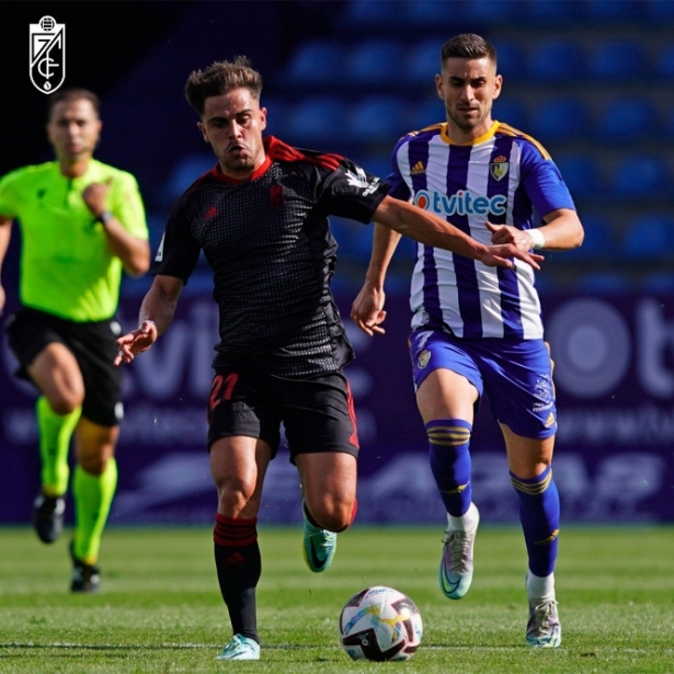 Melendo trata de superar a un rival en el choque de la primera vuelta (GRANADA CF) Melendo trata de superar a un rival en el choque de la primera vuelta (GRANADA CF)