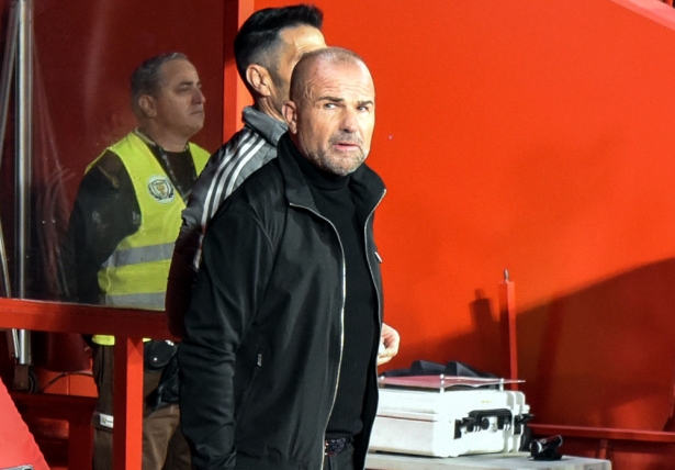 Paco López, técnico del Granada CF, en un momento del encuentro (JOSÉ M. BALDOMERO) Paco López, técnico del Granada CF, en un momento del encuentro (JOSÉ M. BALDOMERO)