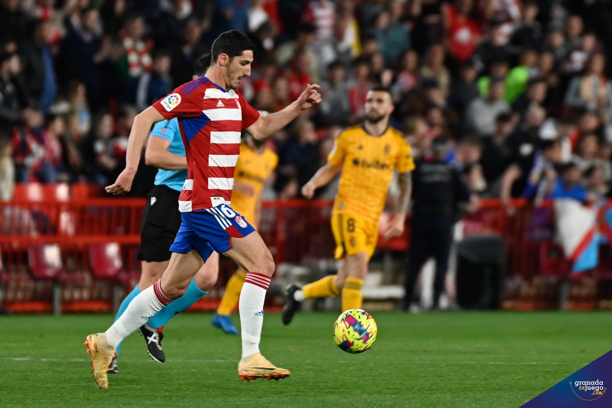 Bodiger conduce el balón ante la Ponferradina (BALDOMERO)