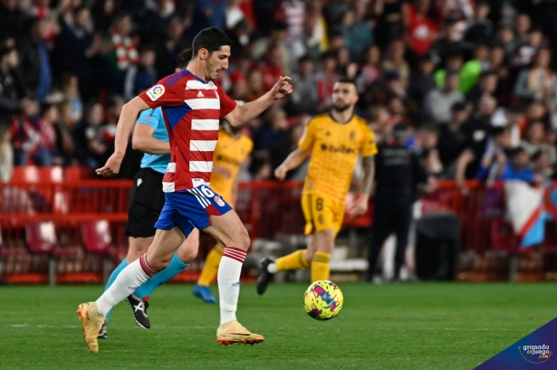 Bodiger conduce el balón ante la Ponferradina (BALDOMERO) Bodiger conduce el balón ante la Ponferradina (BALDOMERO)