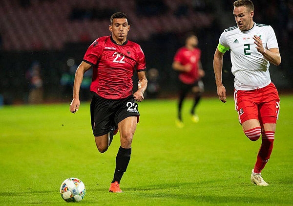 Uzuni en un partido con la camiseta de la selección albanesa