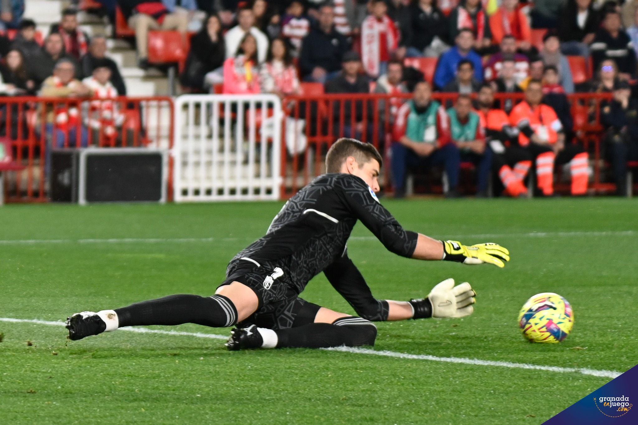 Raúl Fernández ataja un balón ante la Ponferradina (BALDOMERO)