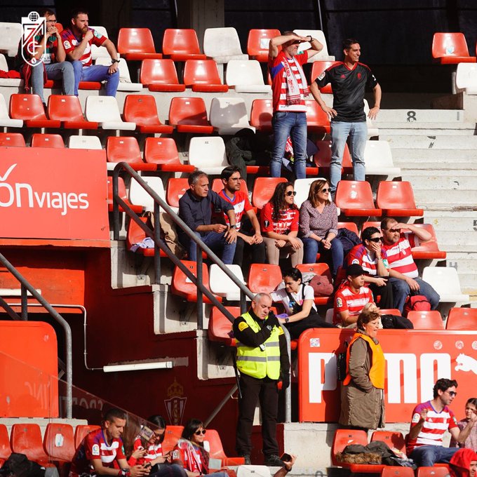 La afición acompañó al equipo en Gijón (@GranadaCF)
