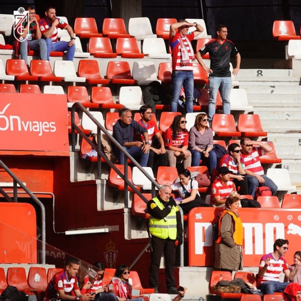 La afición acompañó al equipo en Gijón (@GranadaCF) La afición acompañó al equipo en Gijón (@GranadaCF)