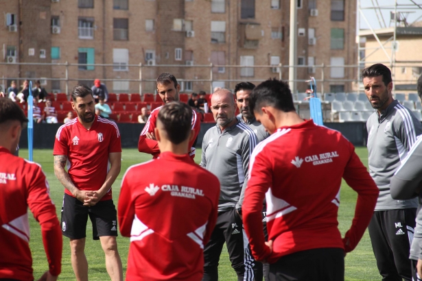 Paco López hablando con sus jugadores (AZCOYTIA) Paco López hablando con sus jugadores (AZCOYTIA)
