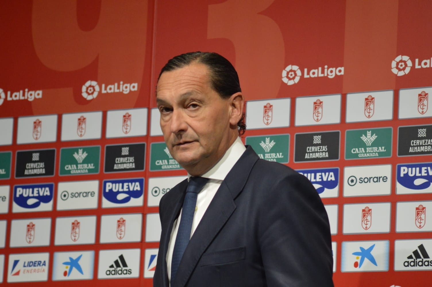 Alfredo García Amado, director general del Granada CF, a su llegada a la rueda de prensa (J. PALMA)