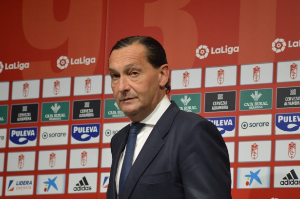 Alfredo García Amado, director general del Granada CF, a su llegada a la rueda de prensa (J. PALMA) Alfredo García Amado, director general del Granada CF, a su llegada a la rueda de prensa (J. PALMA)