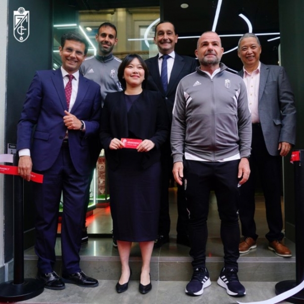 Acto de inauguración de la nueva tienda del Granada (@GranadaCF) Acto de inauguración de la nueva tienda del Granada (@GranadaCF)