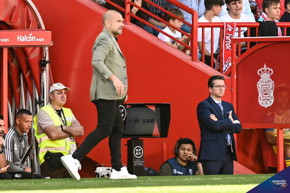 Paco López durante el partido contra Las Palmas (JOSÉ M. BALDOMERO)