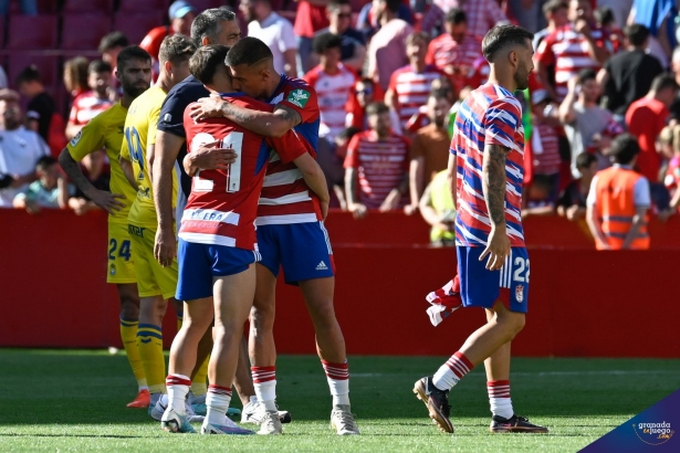 Los jugadores celebran el triunfo ante Las Palmas (BALDOMERO) Los jugadores celebran el triunfo ante Las Palmas (BALDOMERO)
