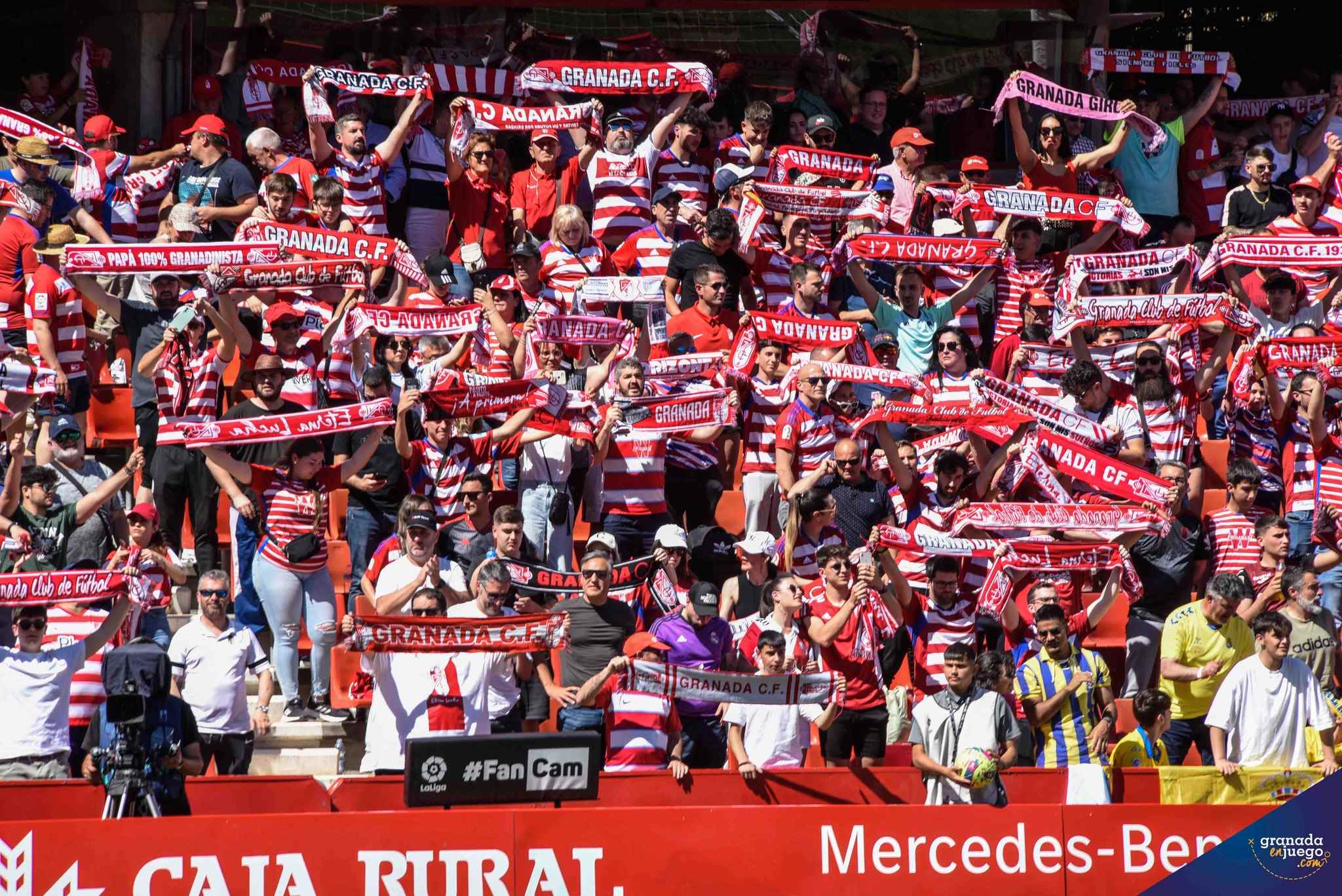 La afición cantando el himno (BALDOMERO)
