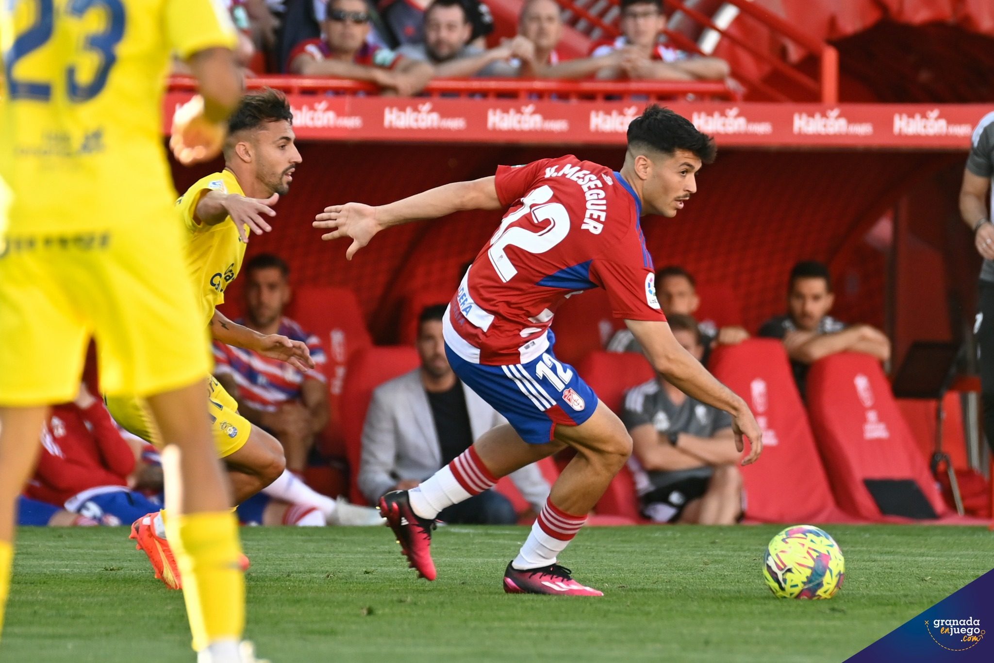 Meseguer conduce el balón ante Las Palmas (BALDOMERO)