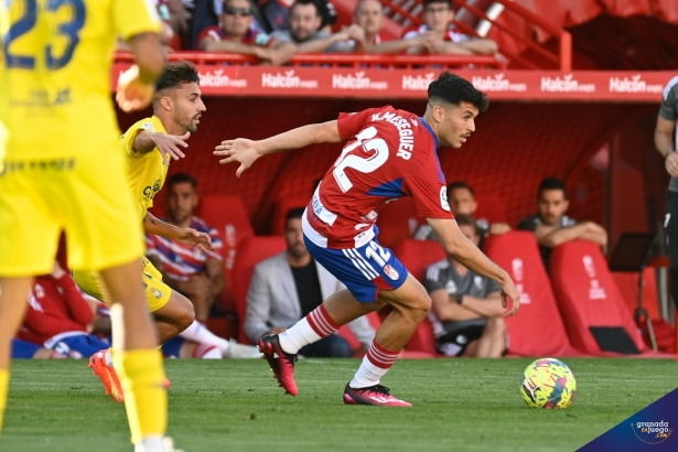 Meseguer conduce el balón ante Las Palmas (BALDOMERO) Meseguer conduce el balón ante Las Palmas (BALDOMERO)