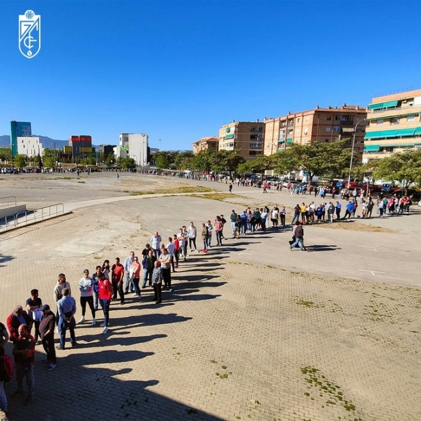 Largas colas en las taquillas de Los Cámenes (@GranadaCF) Largas colas en las taquillas de Los Cámenes (@GranadaCF)