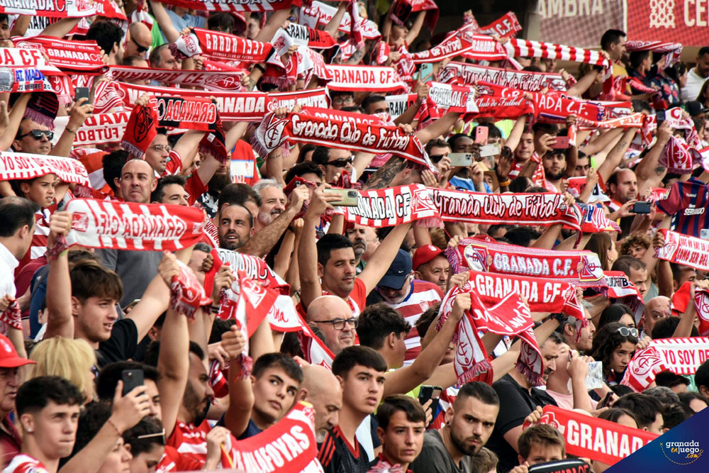Los aficionados del Granada CF en el último partido en casa ante la SD Eibar (JOSÉ M. BALDOMERO)