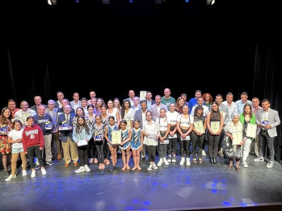 Foto de familia de los premiados en la V Gala del Deporte Lojeño (CARMEN CALMAESTRA) 