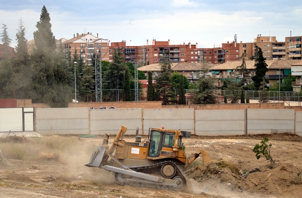 Las máquinas ya trabajan en la Ciudad Deportiva del Granada CF (J. PALMA)