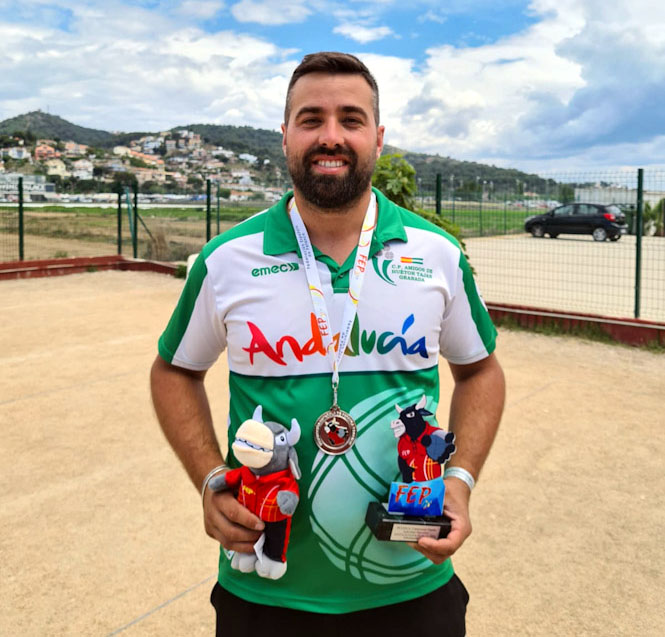 Juan Carlos Mata con la medalla (AYTO. HUÉTOR TÁJAR)