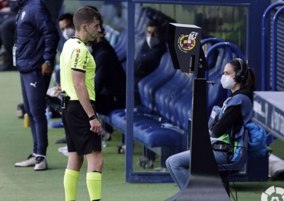 Garrido observando las imágenes del VAR 