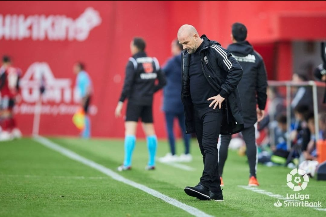 Paco López, pensativo durante el encuentro (LOF)