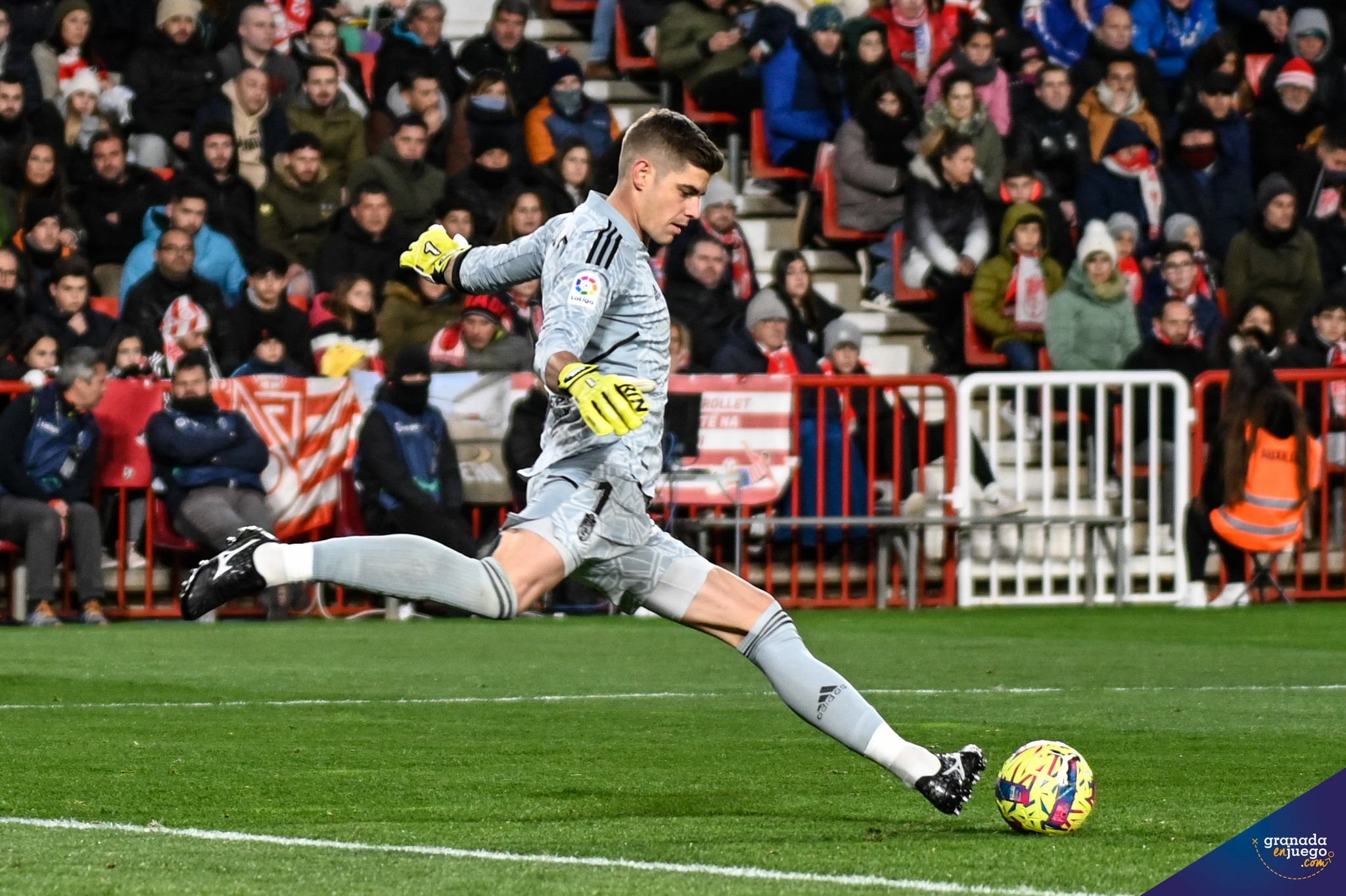 Raúl Fernández se dispone a sacar de puerta (BALDOMERO) 
