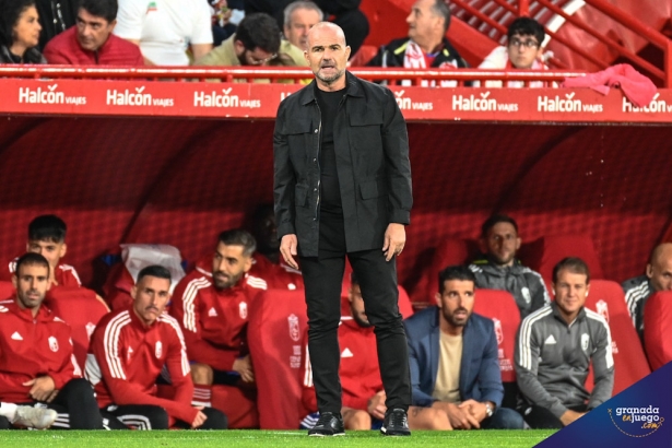 Paco López, entrenador del Granada CF, durante el partido (JOSÉ M. BALDOMERO) Paco López, entrenador del Granada CF, durante el partido (JOSÉ M. BALDOMERO)