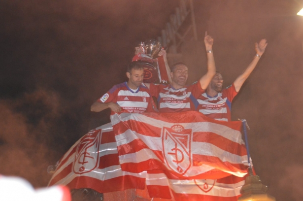 Los capitanes celebrando el ascenso Los capitanes celebrando el ascenso