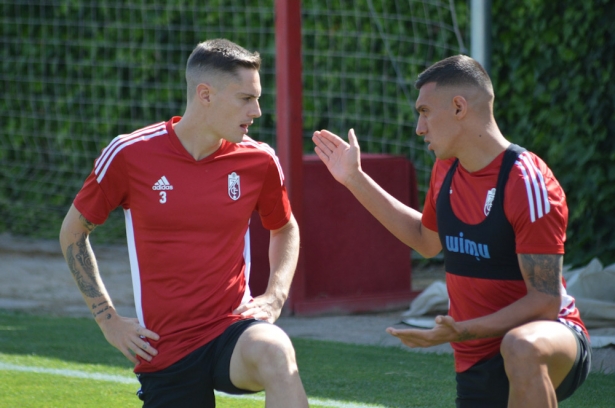 Pol Lozano junto a Myrto Uzuni (GRANADA CF) Pol Lozano junto a Myrto Uzuni (GRANADA CF)